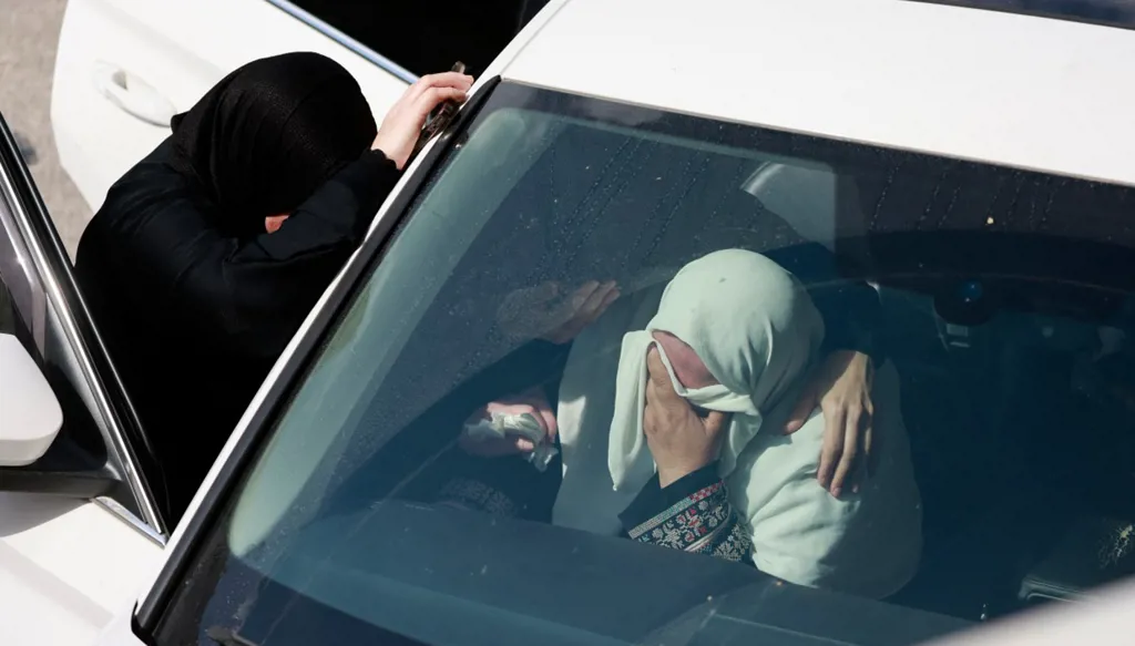 أحد أفراد عائلة أحد الفلسطينيين الأربعة الذين لقوا حتفهم خلال الاشتباكات (أ ف ب)