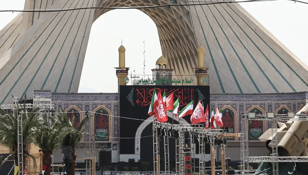 صواريخ "ذو الفقار" الإيرانية معروضة في ساحة آزادي في طهران. (أ ف ب)