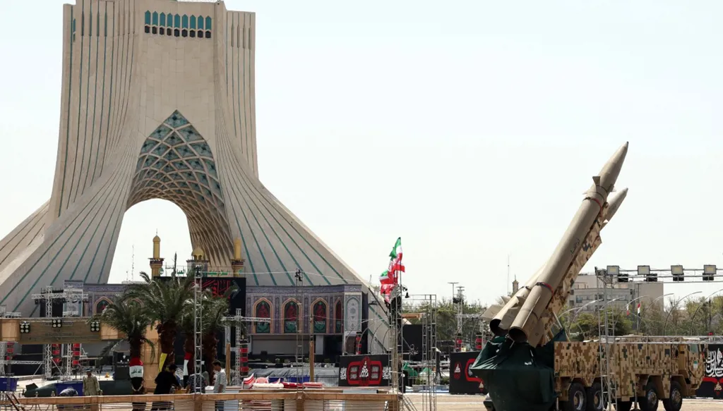 صواريخ "ذو الفقار" الإيرانية معروضة في ساحة آزادي بالعاصمة طهران، 24 تموز/يوليو 2026. (أ ف ب)