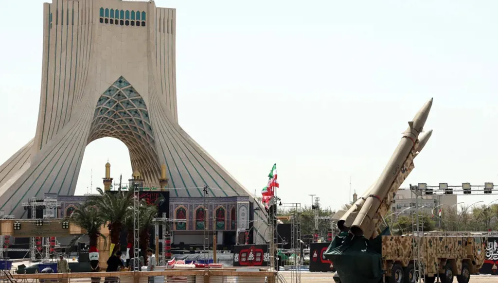 مجسم صواريخ في العاصمة الإيرانية طهران (أ ف ب).