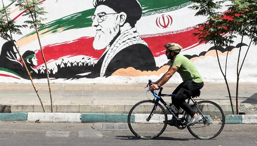 جدارية لخامنئي في طهران (أ ف ب).