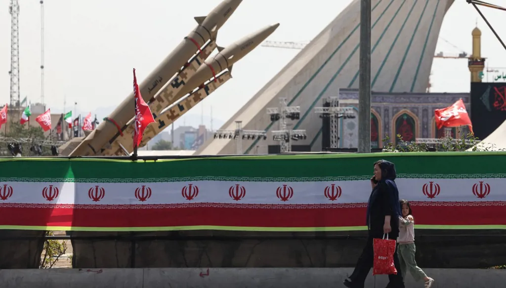 ترامب يلوّح بالحرب... وطهران تبحث عن الصفقة الأخيرة