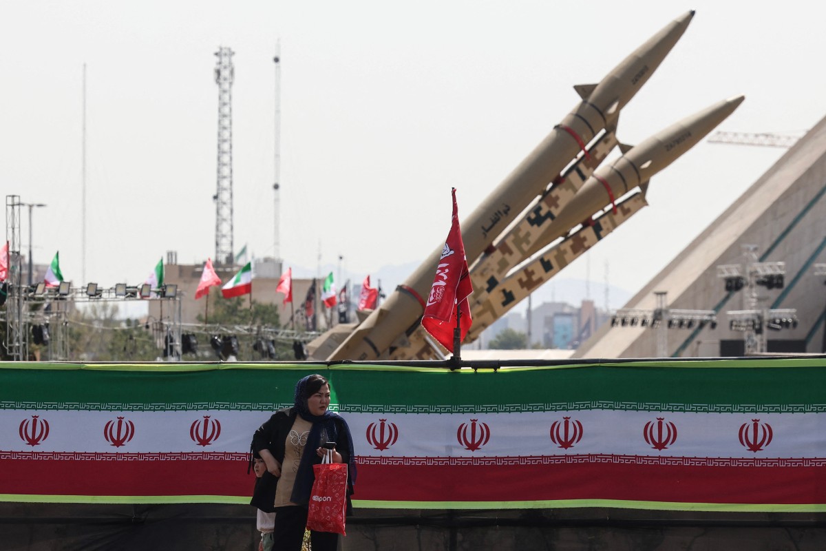 مجسّم صواريخ في طهران (أ ف ب).