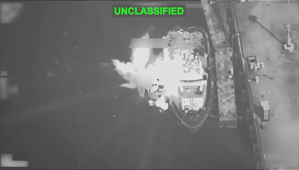 لقطة شاشة من فيديو للقيادة المركزية الأميركية تُظهر ضربة أميركية على هدف عسكري إيراني. (أ ف ب)