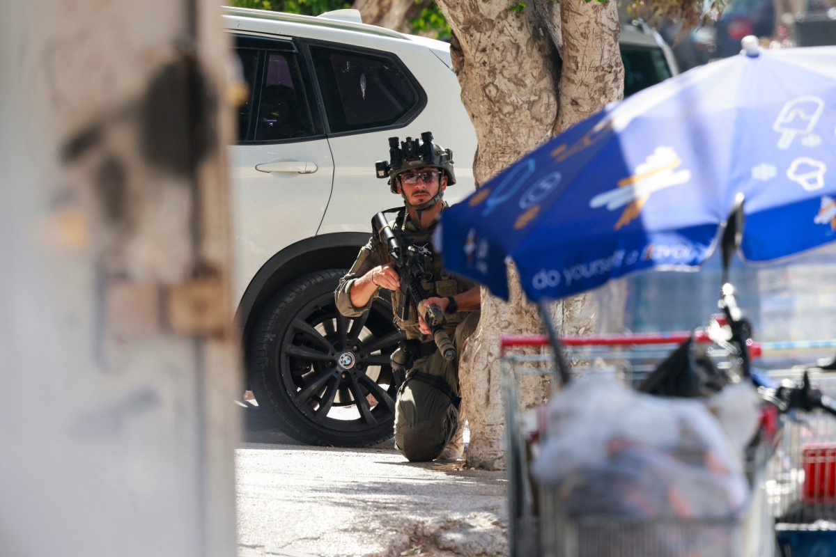 جندي إسرائيلي في محيط مستشفى نابلس (أ ف ب).