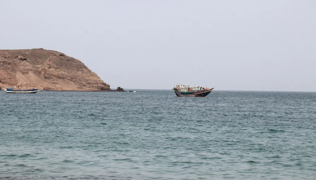 الحوثيون يتبنون الهجوم على السعودية بعد غارات الحديدة