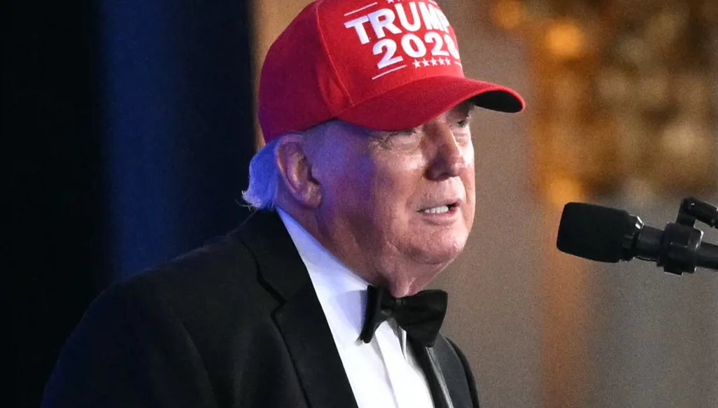 الرئيس الأميركي دونالد ترامب مرتدياً قبعة "Trump 2028" خلال عشاء مراسلي البيت الأبيض في واشنطن. (أ ف ب)