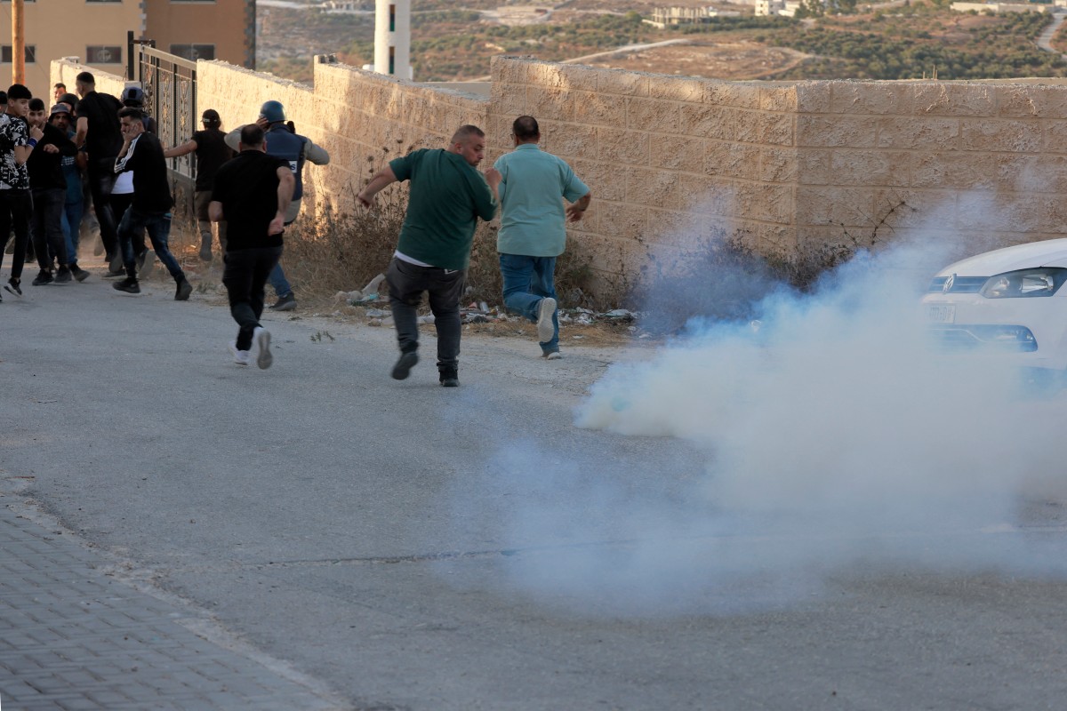 مواجهات بين فلسطينيين وقوات إسرائيلية في الضفة الغربية (أ ف ب).