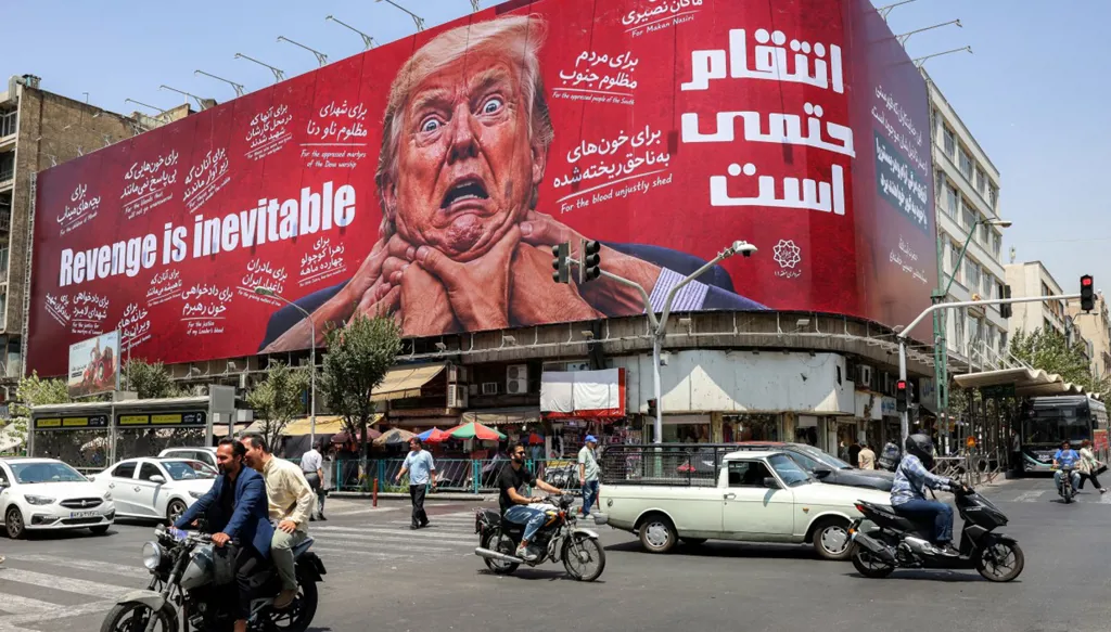 جدارية تُهدّد ترامب في طهران (أ ف ب).