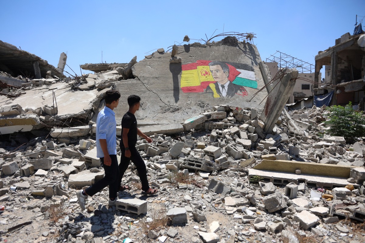 جدارية في غزّة تحمل علمي فلسطين وإسبانيا. (أ ف ب)