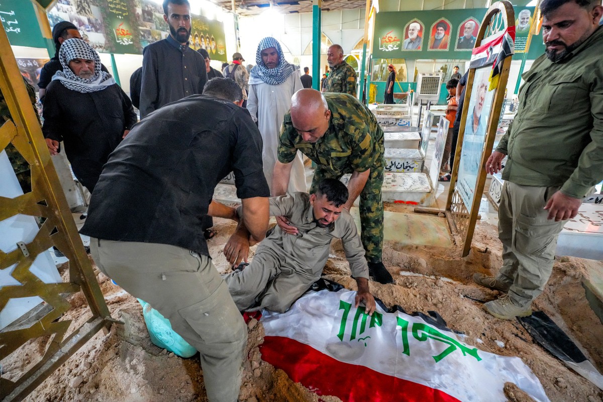 من مراسم دفن أحد قتلى الغارة التي استهدفت الحشد الشعبي في النجف. (أ ف ب)