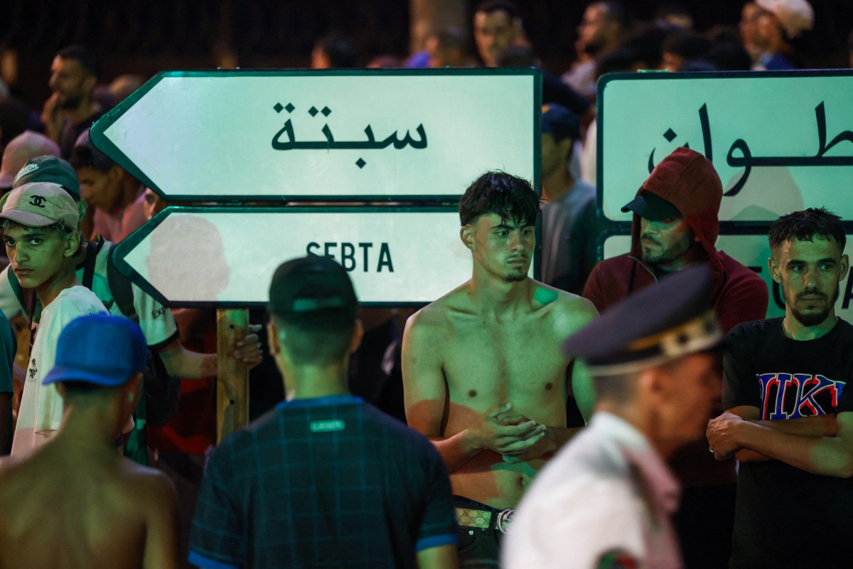 مهاجرون يصلون سبتة. (أ ف ب)