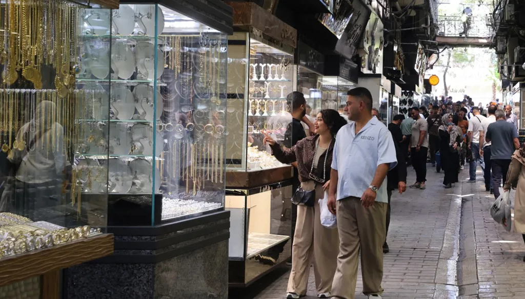 زوجان يتوقفان أمام واجهة محل للمجوهرات في البازار الكبير بطهران، 1 آب/أغسطس 2026. (أ ف ب)