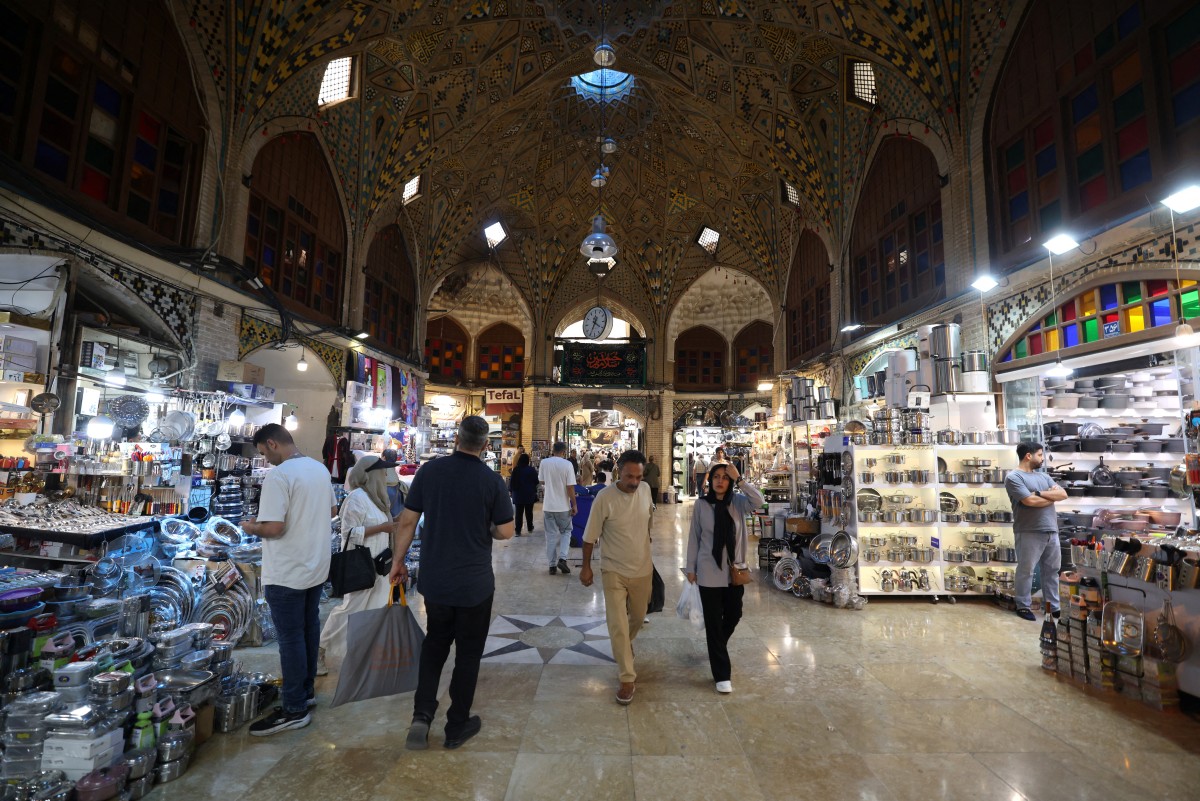أشخاص يتجولون في السوق الكبير (البازار) في طهران، في 1 آب/أغسطس 2026. (أ ف ب)