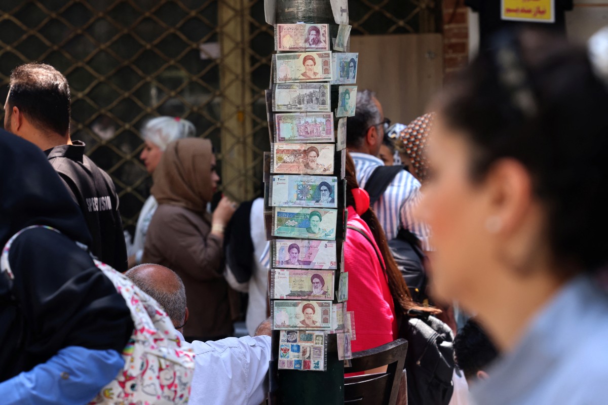 مارة في السوق الكبير (البازار) في طهران. (أ ف ب)