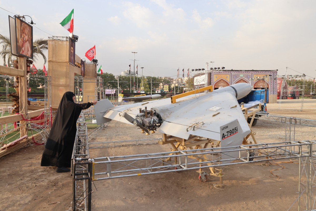 مجسّم لمسيّرة معروض في ساحة بطهران، 2 آب/أغسطس 2026. (أ ف ب)