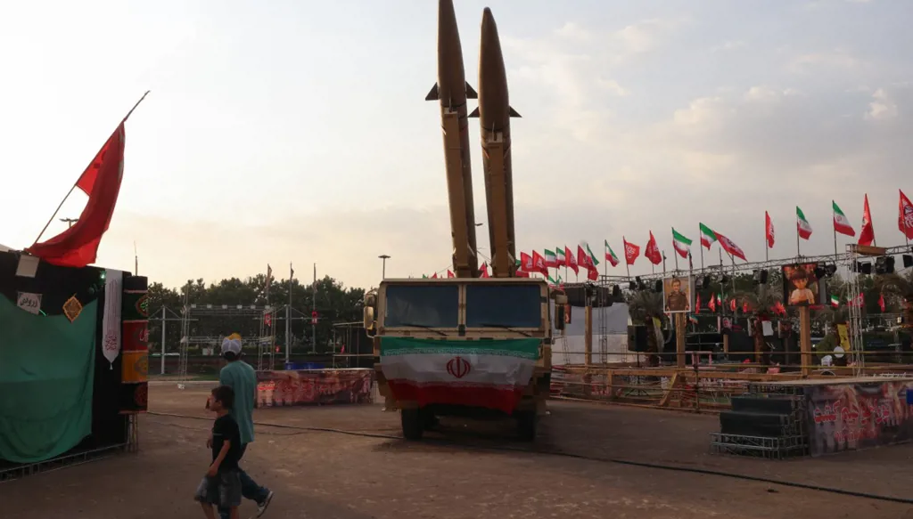 مجسّم للصواريخ الإيرانية في طهران (أ ف ب).
