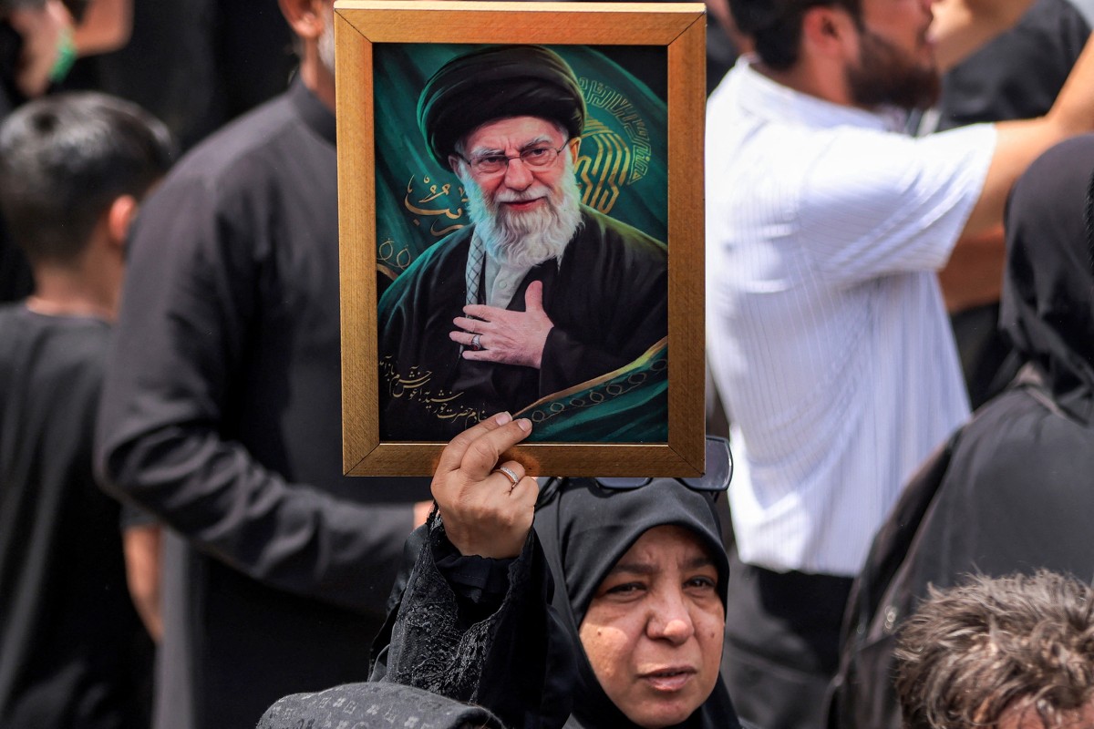 صورة لخامنئي. (أ ف ب)
