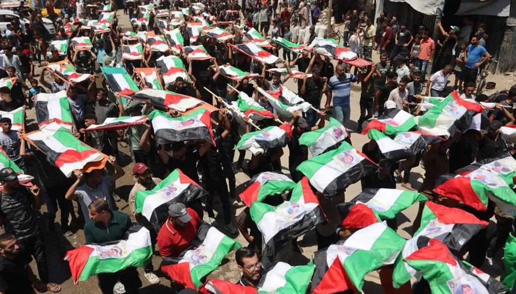 مشيّعون فلسطينيون (أ ف ب)