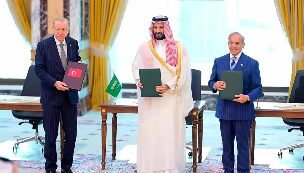 ولي العهد السعودي محمد بن سلمان والرئيس التركي رجب طيب أردوغان ورئيس الوزراء الباكستاني شهباز شريف بعد توقيع اتفاق مكة للدفاع المشترك، 7 آب/أغسطس 2026. (مكتب رئيس الوزراء الباكستاني)