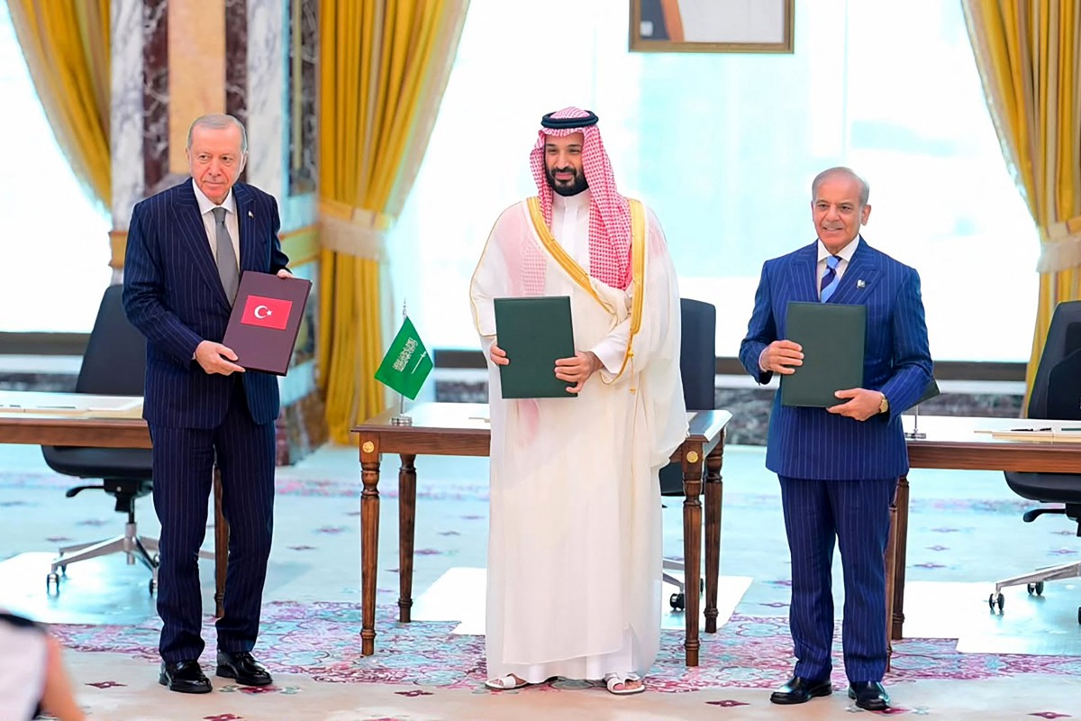 ولي العهد السعودي الأمير محمد بن سلمان يتوسط الرئيس التركي رجب طيب أردوغان ورئيس الوزراء الباكستاني شهباز شريف، عقب توقيع اتفاق مكة للدفاع المشترك، 7 آب/أغسطس 2026. (مكتب رئيس الوزراء الباكستاني)
