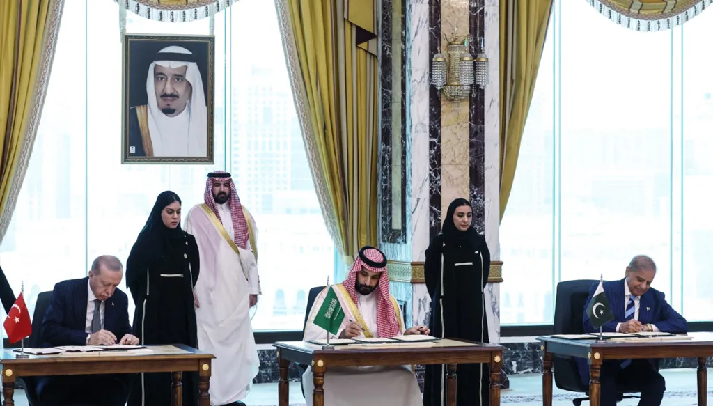 ولي العهد السعودي الأمير محمد بن سلمان، يتوسط الرئيس التركي رجب طيب إردوغان ورئيس الوزراء الباكستاني شهباز شريف، خلال توقيع اتفاق دفاع مشترك في مكة المكرمة، 7 آب/أغسطس 2026. (الرئاسة التركية)