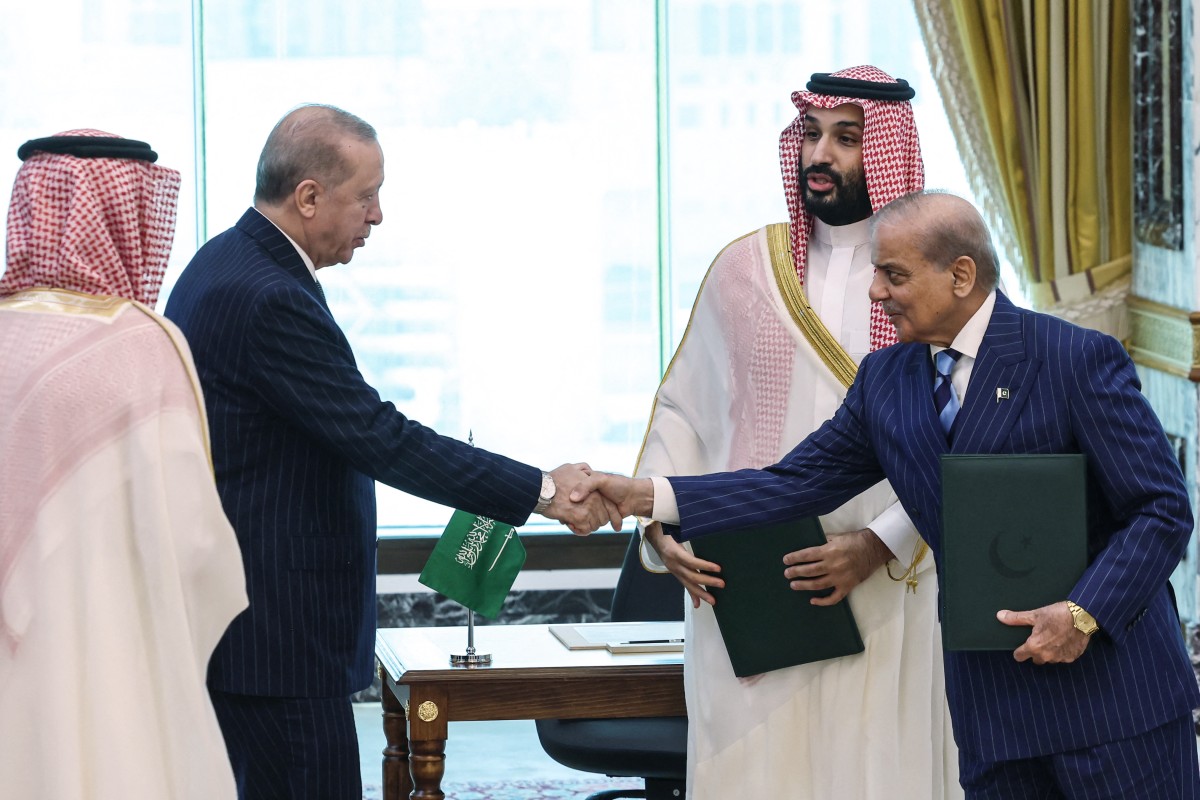 جانب من توقيع الاتّفاقية. (أ ف ب)