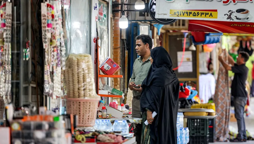 متسوقون في سوق بمدينة ميناب في محافظة هرمزغان الإيرانية، 10 آب/أغسطس 2026. (أ ف ب)