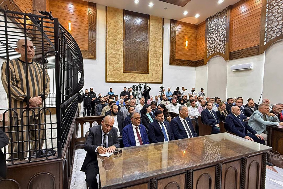 عاطف نجيب، الرئيس السابق لفرع الأمن السياسي في درعا، خلال جلسة محاكمته في قصر العدل بدمشق، 11 آب/أغسطس 2026. (وزارة الداخلية السورية)