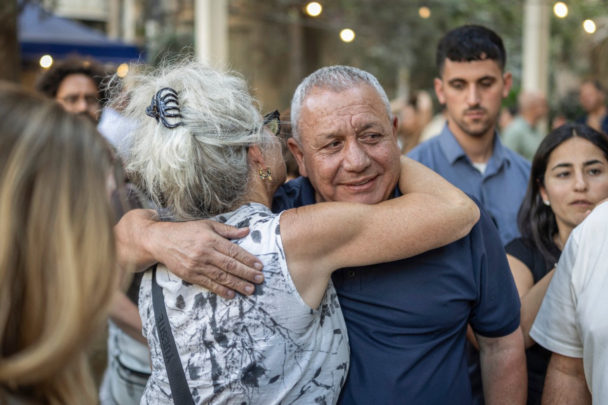 غادي آيزنكوت، رئيس الأركان الإسرائيلي السابق وزعيم حزب ياشار الوسطي، يلتقي ناخبين في مقهى بالقدس ضمن حملته للانتخابات العامة، 12 آب/أغسطس 2026. (أ ف ب)