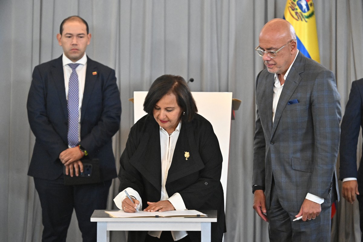 وقعت دينورا فيغيرا، ممثلة المعارضة الفنزويلية، اتفاقية بجوار خورخي رودريغيز (يمين) في الجمعية الوطنية بعد اجتماع في كاراكاس (أ ف ب).