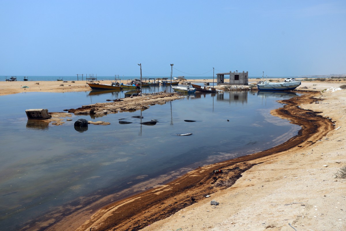 بقعة نفطية على طول الساحل الجنوبي لجزيرة قشم في إيران (أ ف ب)