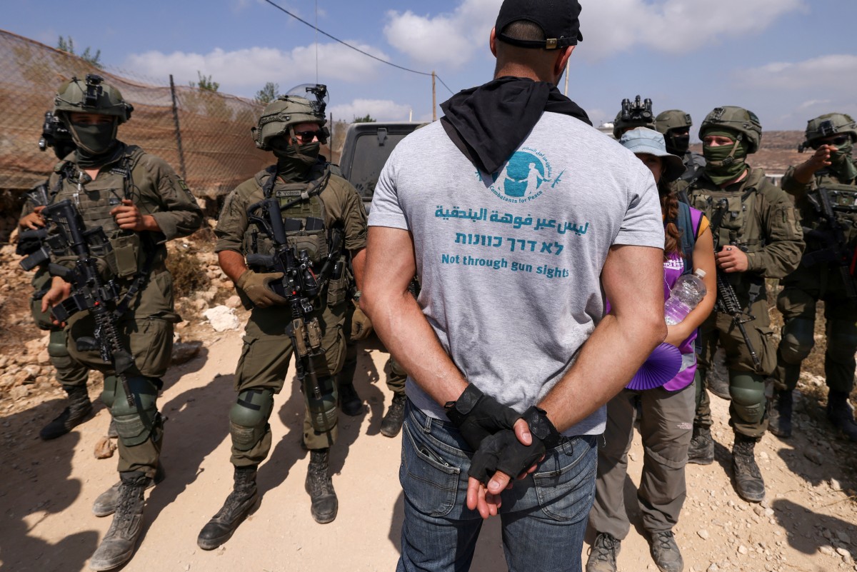 فلسطيني في مواجة الجيش الاسرائيلي (أ ف ب)