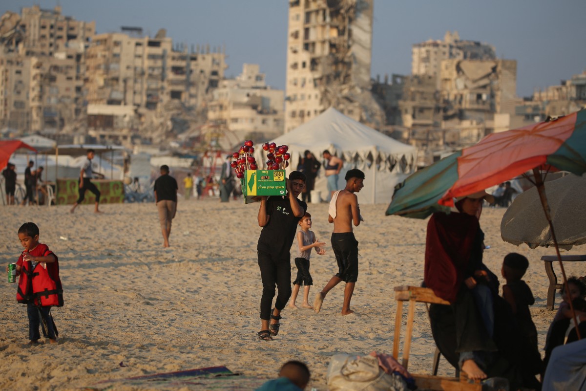 فلسطينيون في غزة. (أ ف ب)