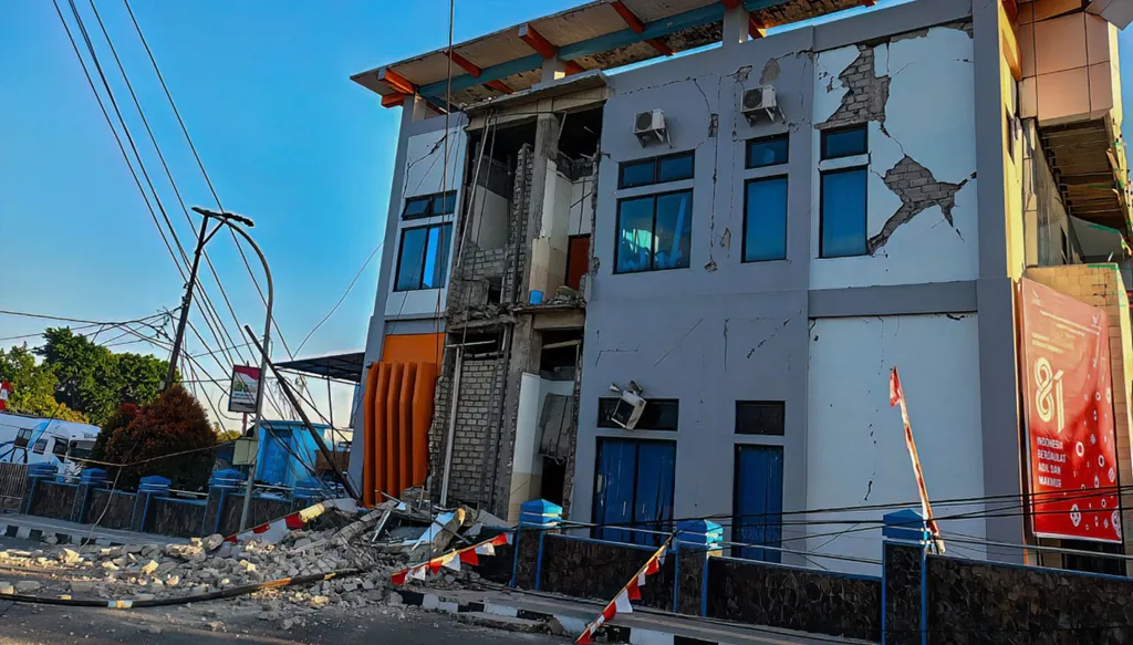 مبنى متضرر جراء زلزال بقوة 7.7 درجات في روتينغ، مانغاراي، شرق نوسا تينغارا، إندونيسيا، 15 آب 2026. (أ ف ب)