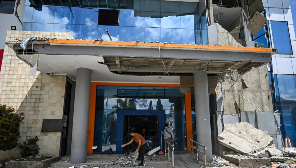 زلزال إندونيسيا يُخلّف 53 قتيلاً... وفرق الإنقاذ تواصل عمليات البحث