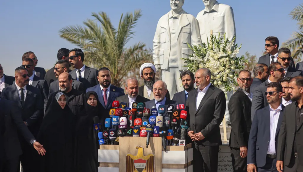 رئيس مجلس الشورى الإيراني محمد باقر قاليباف يتحدث في موقع اغتيال قائد "فيلق القدس" قاسم سليماني قرب مطار بغداد، عقب وصوله إلى العاصمة العراقية في 19 آب/أغسطس 2026. (أ ف ب)