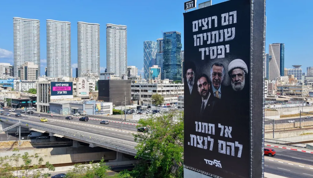 لوحة إعلانية في تل أبيب لحملة انتخابية لحزب الليكود الذي يتزعمه نتنياهو، وتُظهر (من اليسار إلى اليمين) المرشد الأعلى الإيراني آية الله مجتبى خامنئي، وعمدة مدينة نيويورك زهران ممداني، والرئيس التركي رجب طيب أردوغان، والأمين العام لحزب الله الشيخ نعيم قاسم، مع نص عبري يقول "يريدون أن يخسر نتنياهو"، "لا تدعوهم يفوزون" (أ ف ب).
