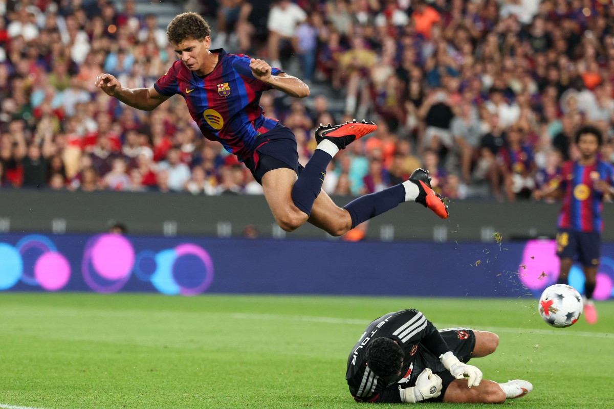 من مباراة برشلونة والأهلي في كأس خوان غامبر. (أ ف ب)