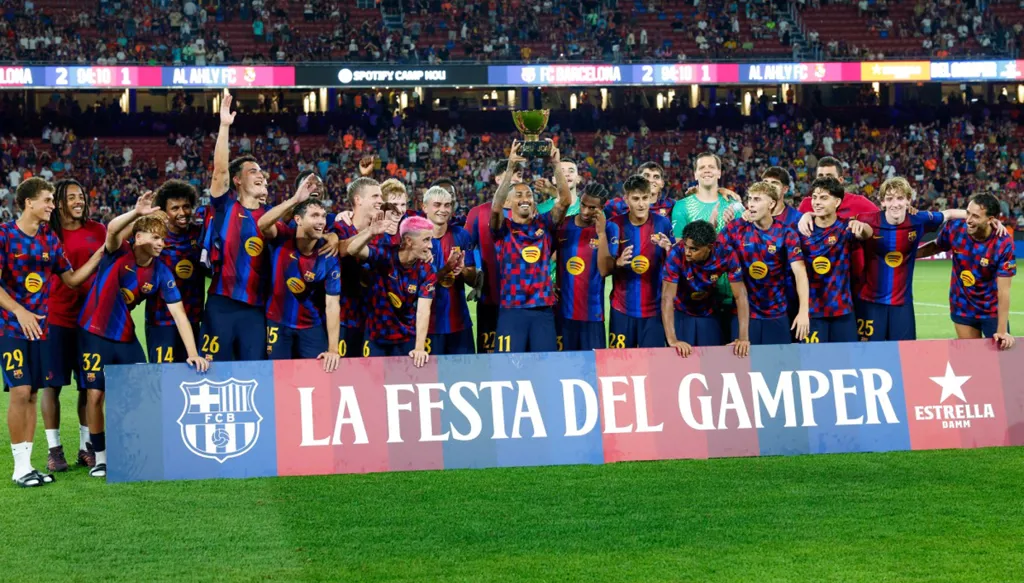 برشلونة يتوج بكأس خوان غامبر على حساب الأهلي وحمزة عبد الكريم يسجل في مرمى فريقه السابق