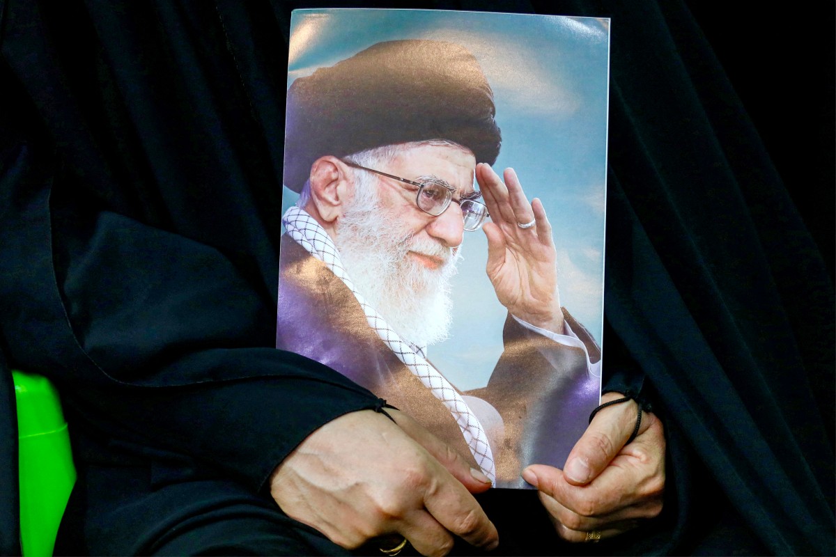 صورة لخامنئي. (أ ف ب)