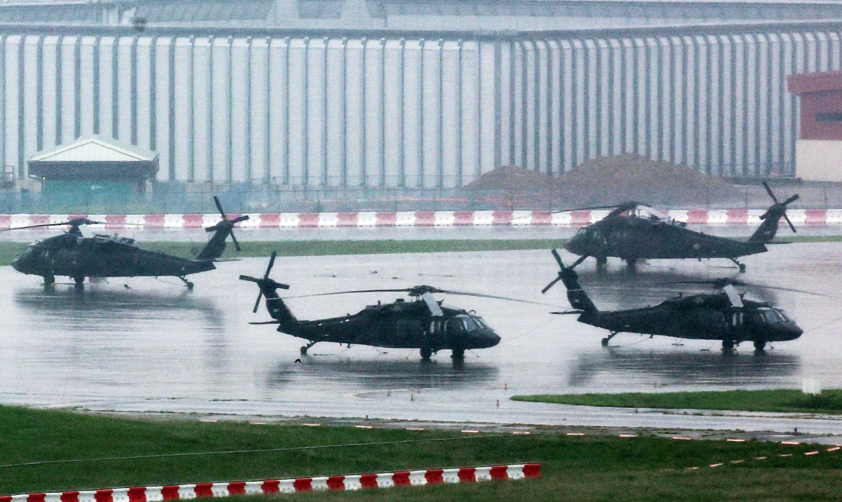 طائرات هليكوبتر من طراز UH-60 بلاك هوك التابعة للجيش الأميركي في معسكر همفريز في بيونغتايك، 21 آب/ أغسطس 2026 (أ ف ب).