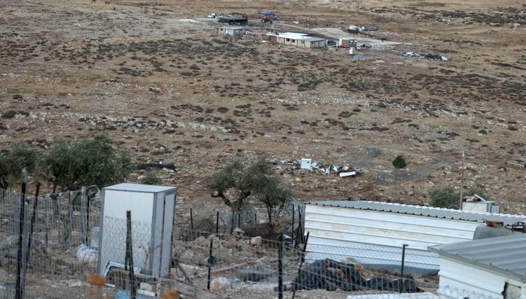 عضو كنيست من اليمين المتطرف يحطم نصب الشهداء في الضفة الغربية (فيديو)