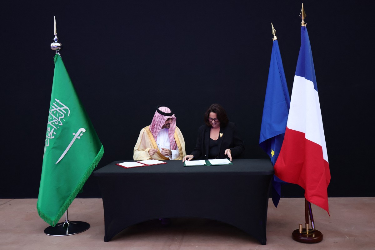 ممثلان عن الجانبَين الفرنسي والسعودي يوقّعان تفاهمات في باريس (أ ف ب).