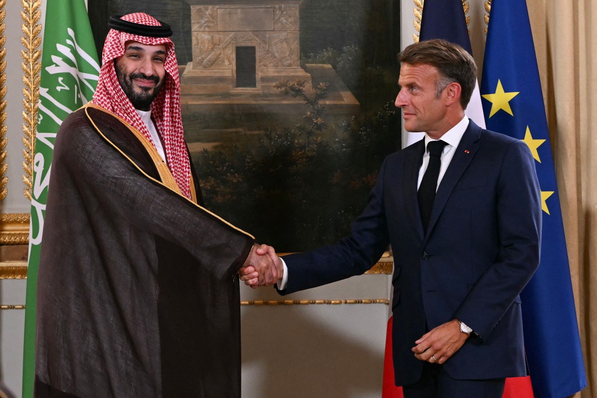 الرئيس الفرنسي ايمانويل ماكرون وولي العهد السعودي محمد بن سلمان (أ.ف.ب)