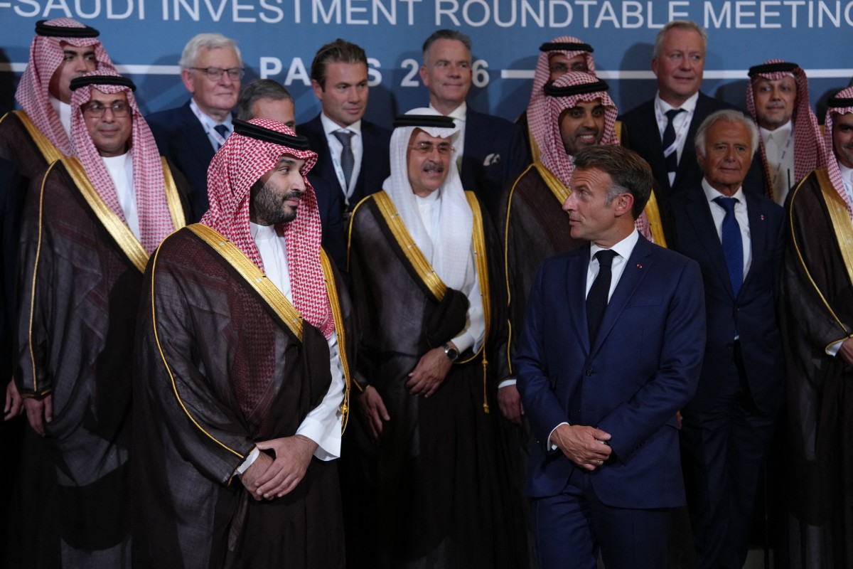 ولي العهد السعودي الأمير محمد بن سلمان والرئيس الفرنسي إيمانويل ماكرون خلال اجتماع الطاولة المستديرة السعودية - الفرنسية للاستثمار في باريس، 24 آب/أغسطس 2026. (أ ف ب)