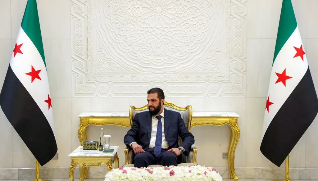 بالفيديو - أحمد الشرع يجري أول عملية دفع ببطاقة "فيزا" بعد رفع العقوبات عن سوريا