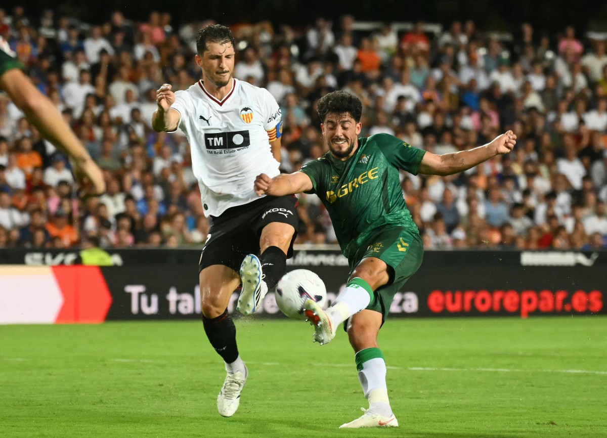 من مباراة فالنسيا الأخيرة في الدوري الإسباني أمام ريال بيتيس. (أ ف ب)