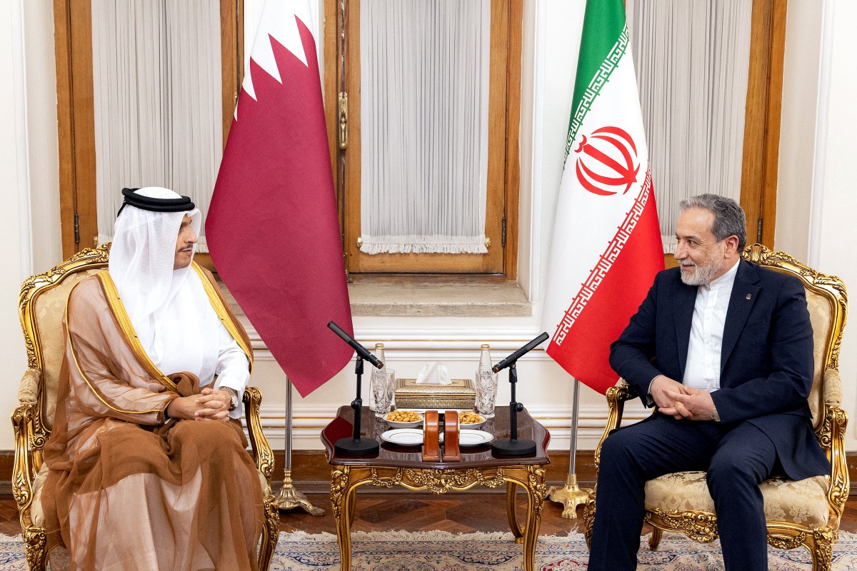 عراقجي ورئيس وزراء قطر. (أ ف ب)