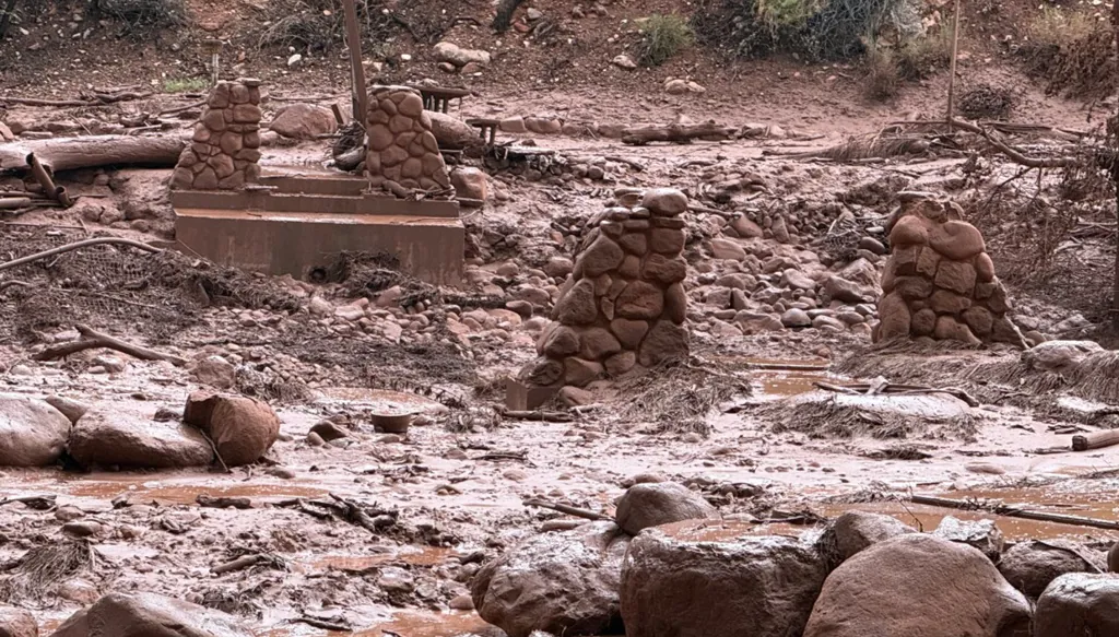أمطار غزيرة في غراند كانيون عقب فيضان أودى بحياة شخصين وتسبب في فقدان العشرات